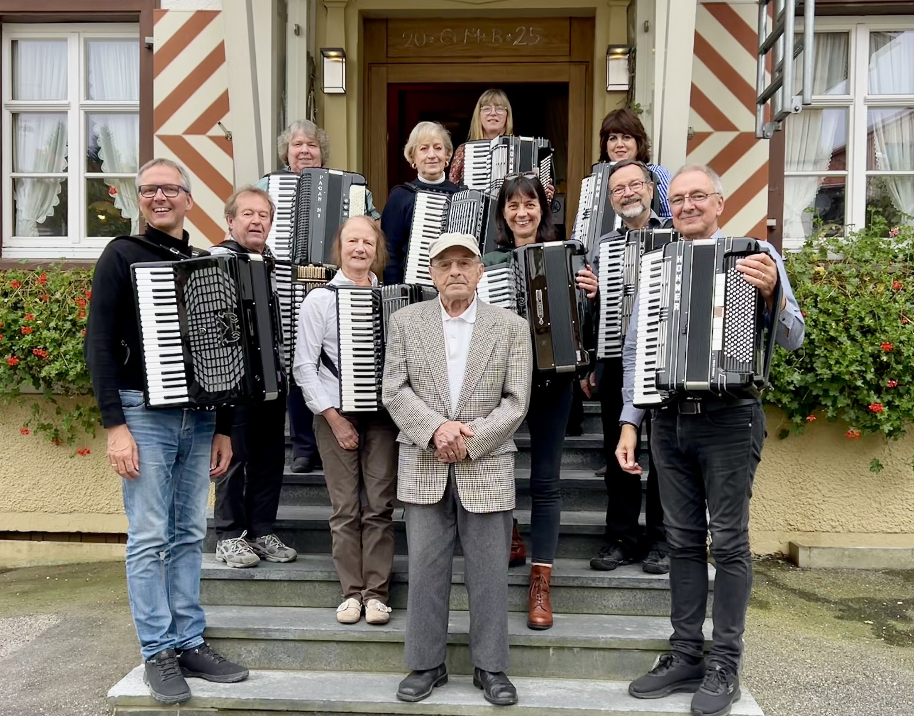 Walter Steinle mit Spielgruppe